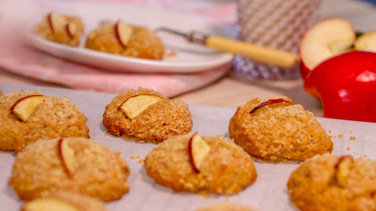 Apple Crumble Sponge Biscuits